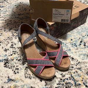 Adorable Tom’s strappy wedges- chambray trim